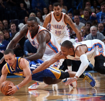 Stephen Curry battles Westbrook, Sefolosha, and Kendrick Perkins for the loose ball. Curry finished with 32 points and 11 rebounds.
