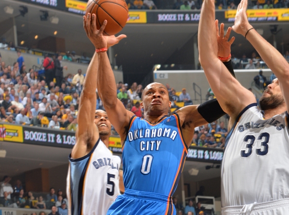 Westbrook looks to squeeze through Courtney Lee and Marc Gasol.